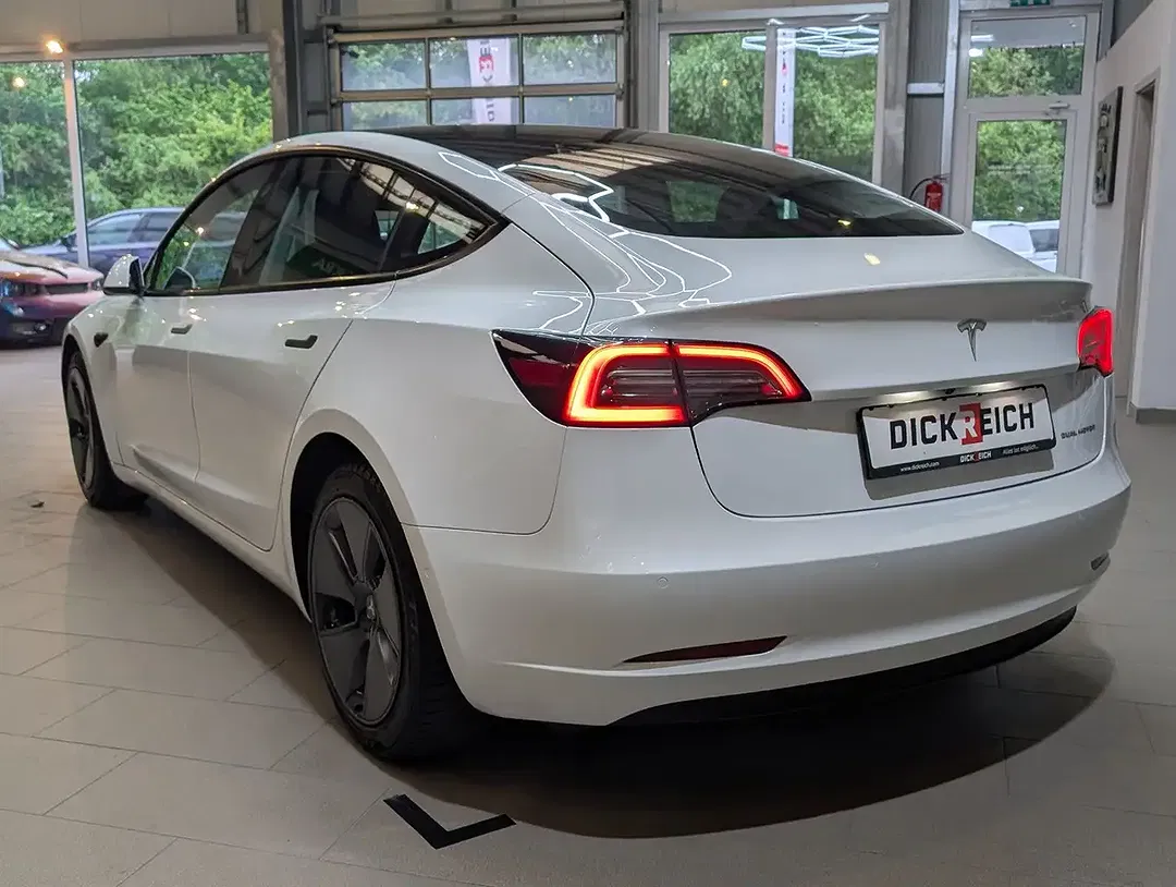 Tesla Model 3 - Thumbnail 3
