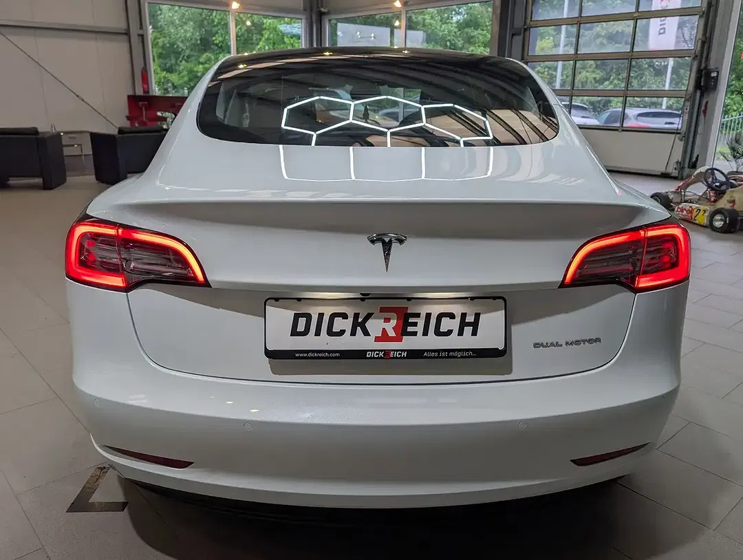 Tesla Model 3 - Thumbnail 4