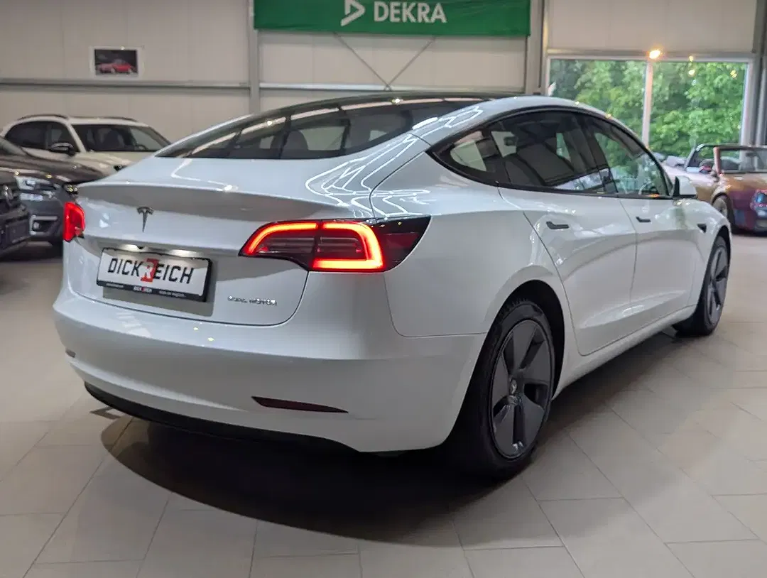 Tesla Model 3 - Thumbnail 5
