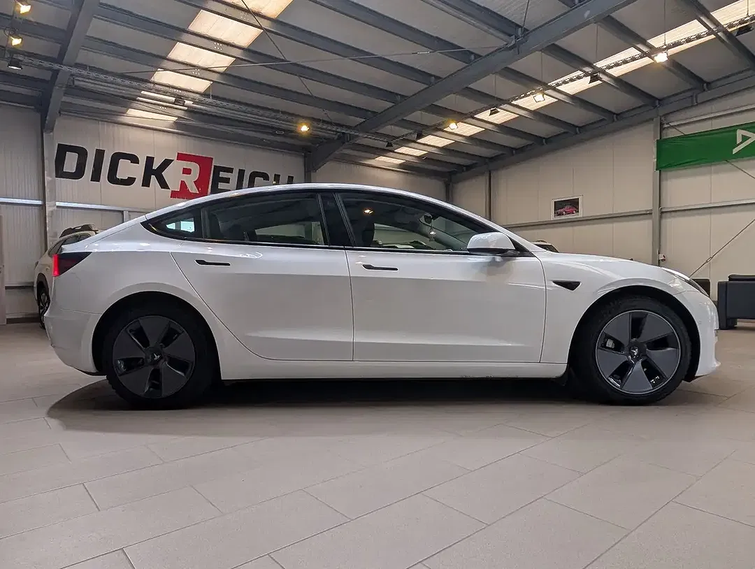 Tesla Model 3 - Thumbnail 6