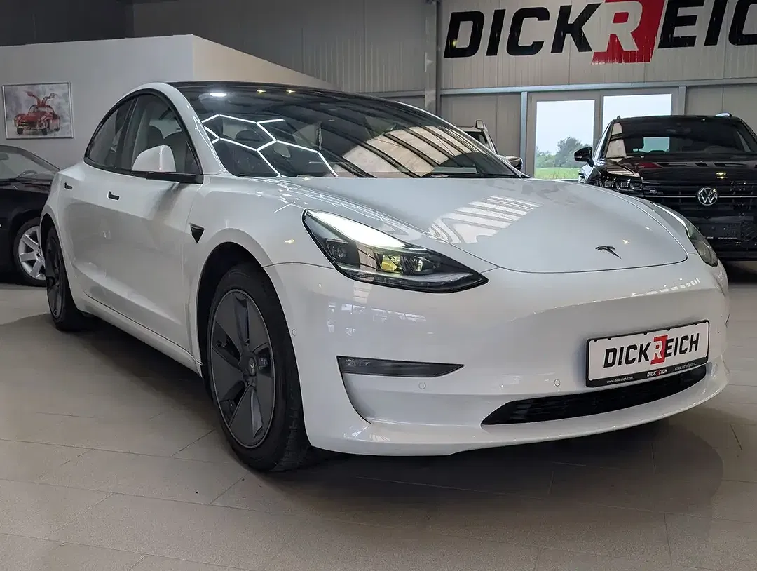 Tesla Model 3 - Thumbnail 7
