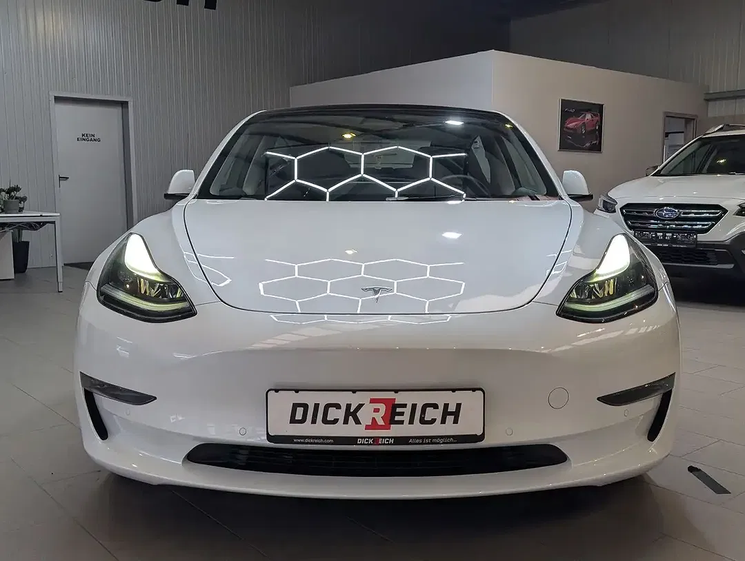 Tesla Model 3 - Thumbnail 8