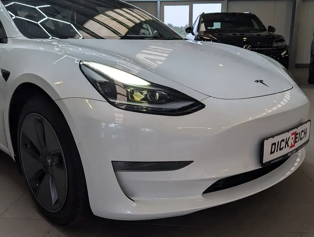 Tesla Model 3 - Thumbnail 9