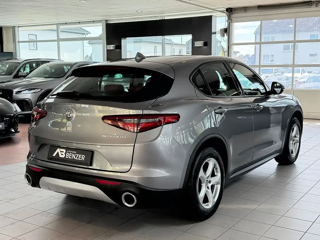Alfa Romeo Stelvio - Thumbnail 8