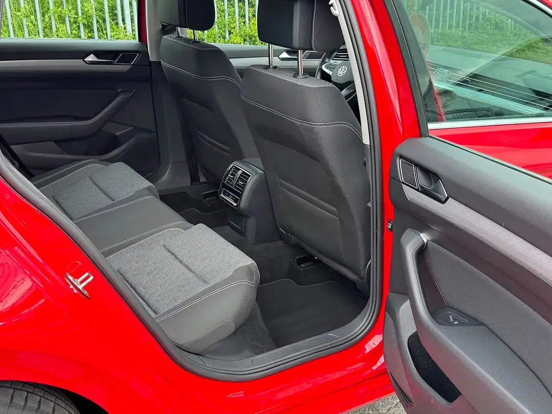 Volkswagen Passat - Thumbnail 7