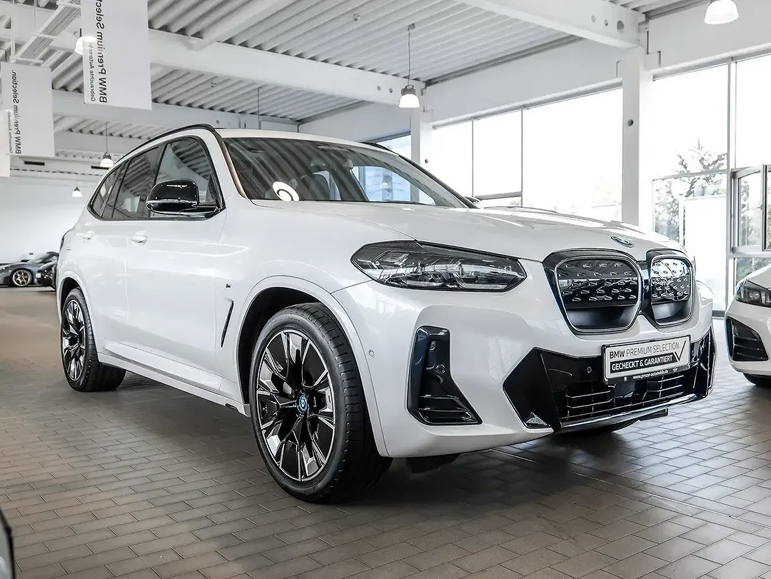 BMW iX3 - Thumbnail 6