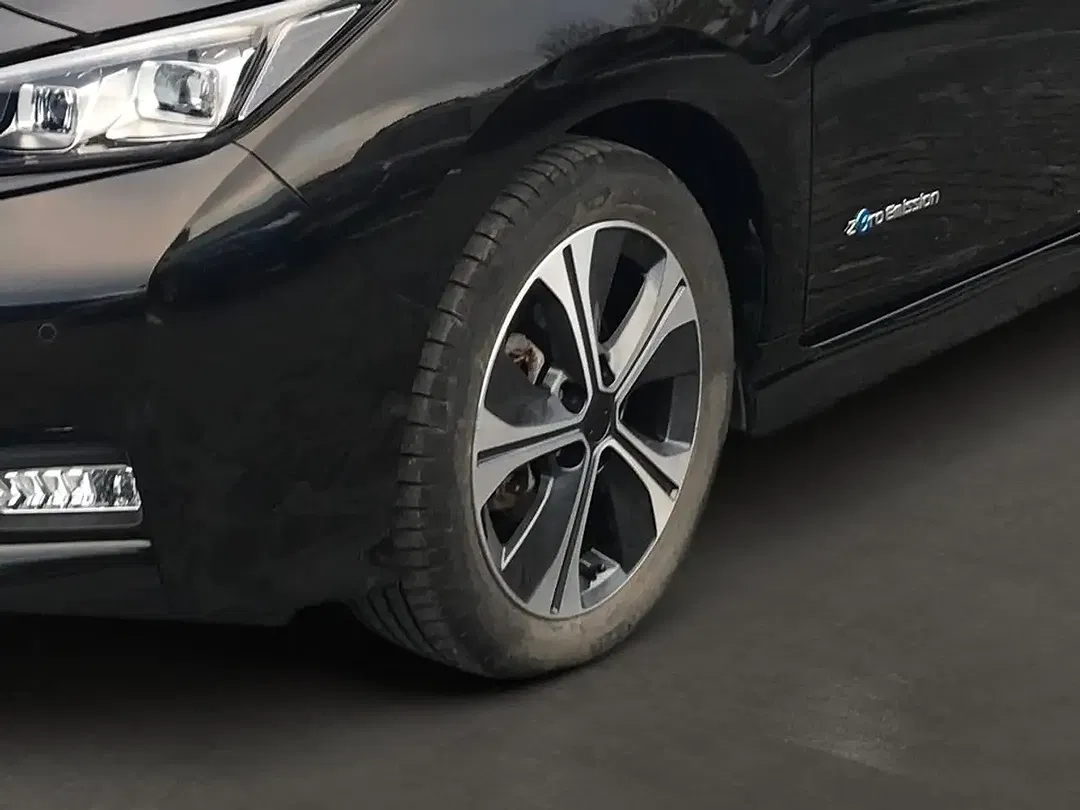 Nissan Leaf - Thumbnail 3