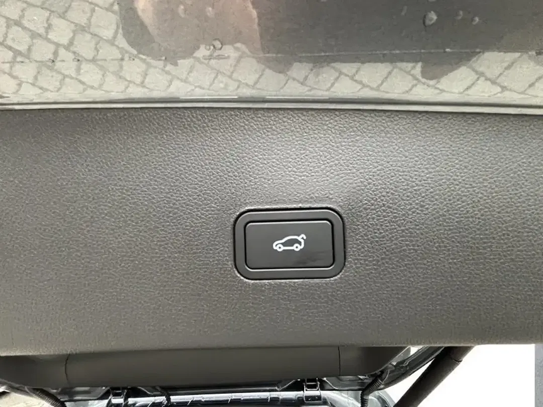 Xpeng G9 - Thumbnail 20