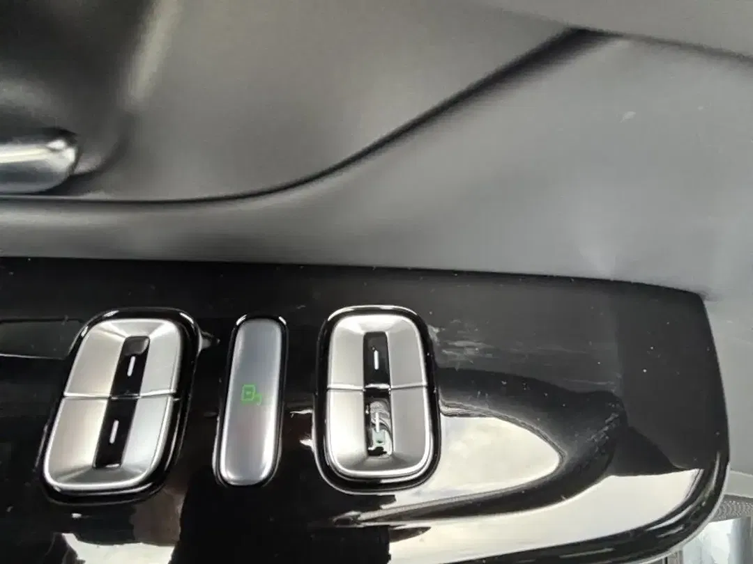 Xpeng G9 - Thumbnail 4