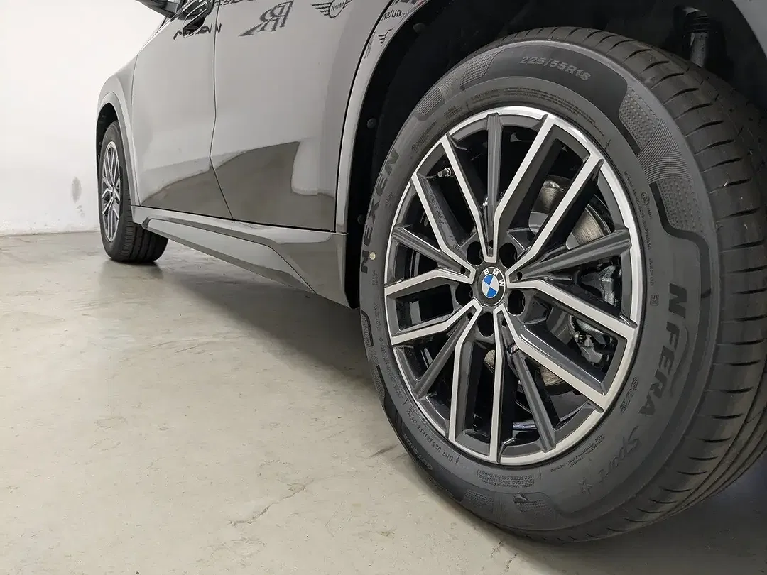 BMW iX1 - Thumbnail 12