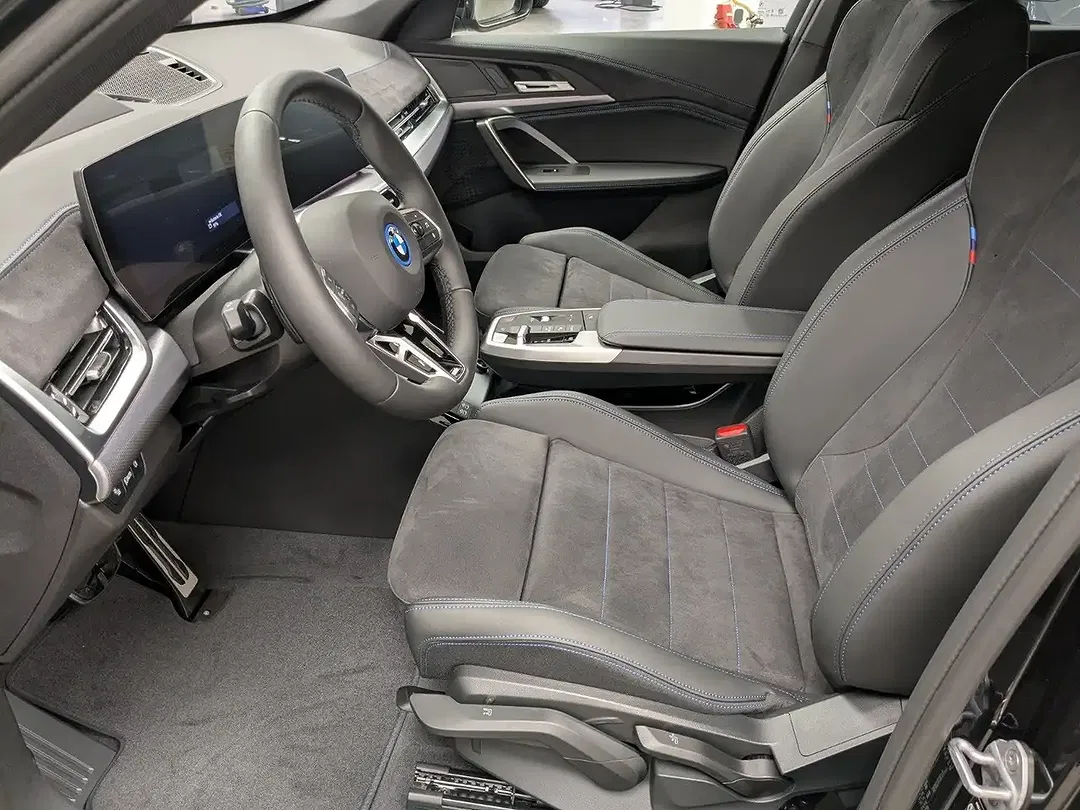 BMW iX1 - Thumbnail 14