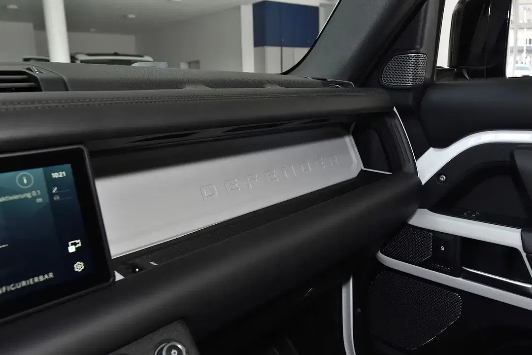 Land Rover Defender - Thumbnail 9