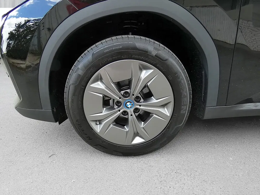 BMW iX2 - Thumbnail 9