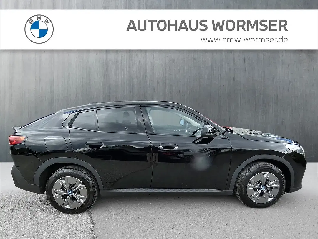 BMW iX2 - Thumbnail 3