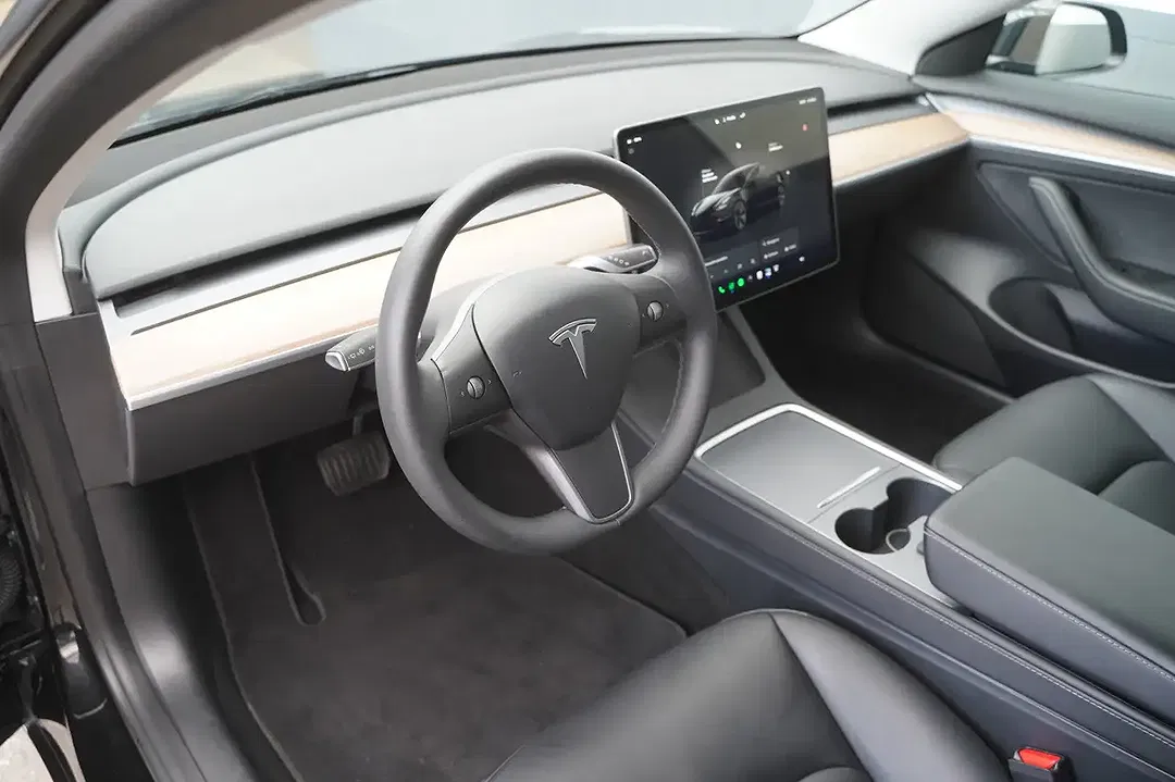 Tesla Model 3 - Thumbnail 10
