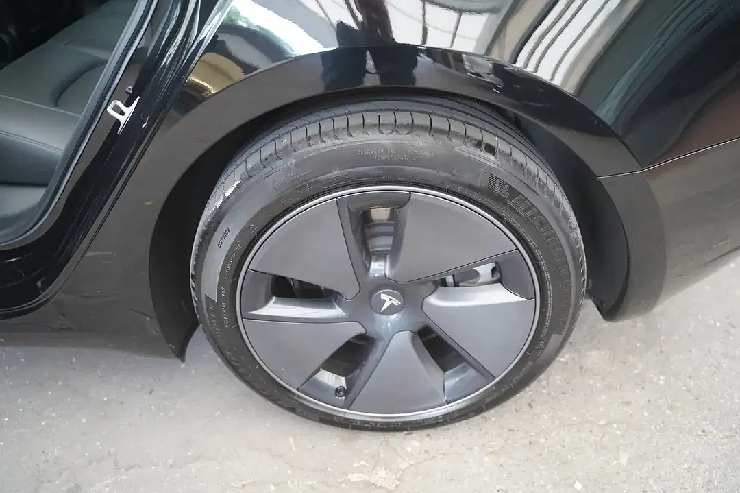 Tesla Model 3 - Thumbnail 13