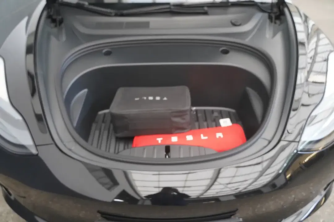 Tesla Model 3 - Thumbnail 14