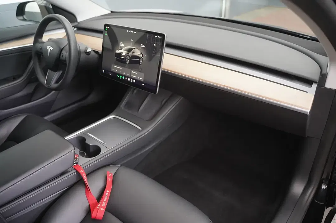 Tesla Model 3 - Thumbnail 16