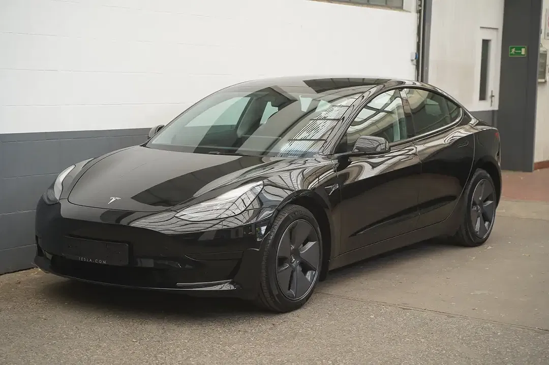 Tesla Model 3 - Thumbnail 3