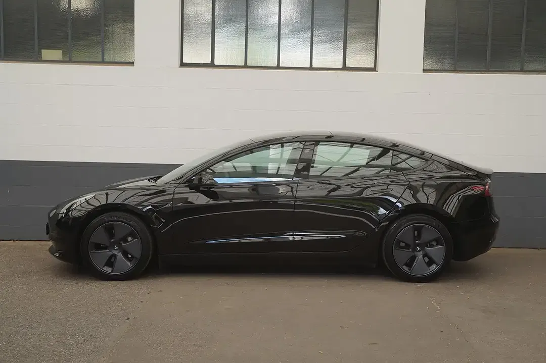Tesla Model 3 - Thumbnail 4