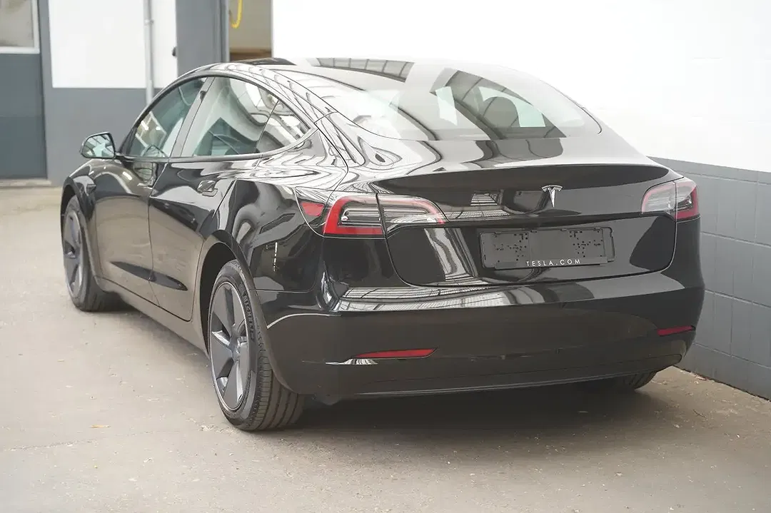 Tesla Model 3 - Thumbnail 6