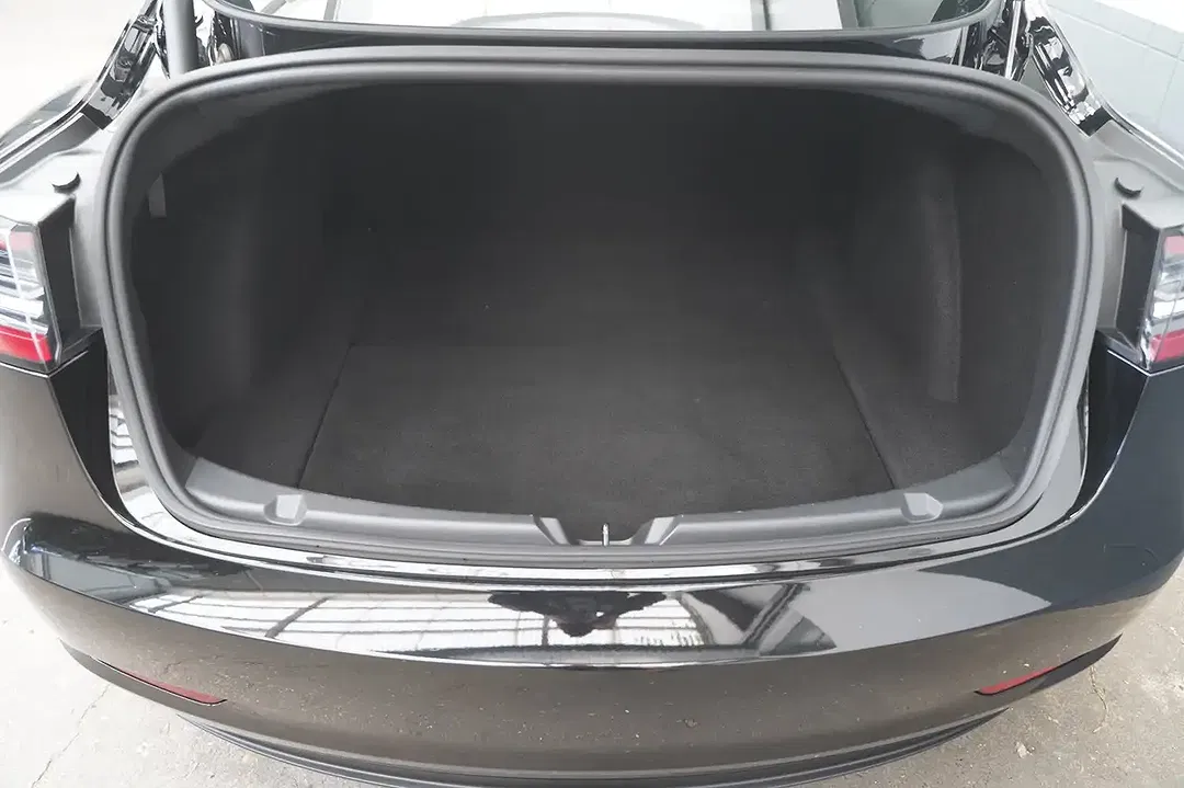Tesla Model 3 - Thumbnail 7