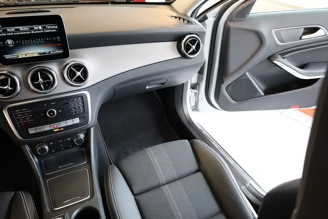 Mercedes-Benz GLA 180 - Thumbnail 11