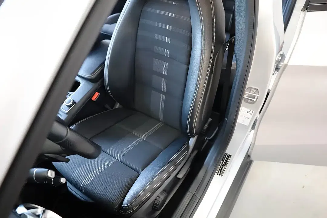 Mercedes-Benz GLA 180 - Thumbnail 12