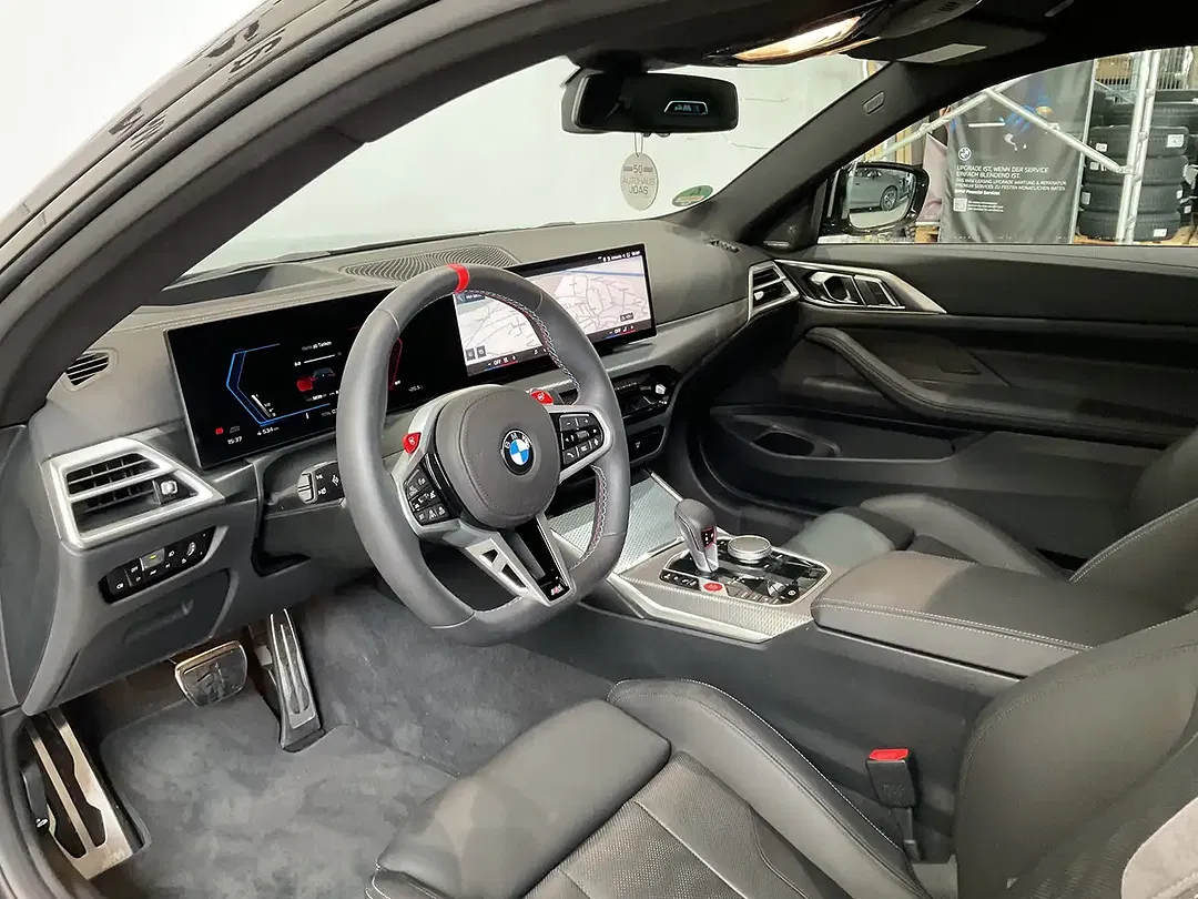 BMW M4 - Thumbnail 3