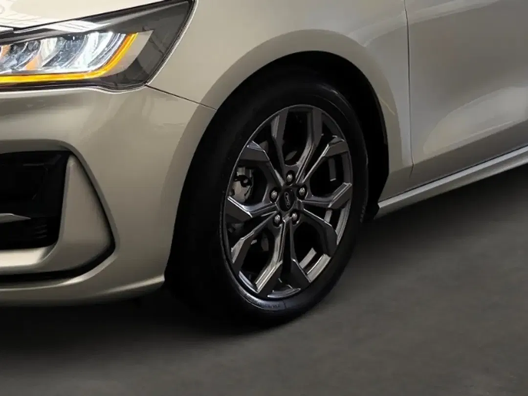 Ford Focus - Thumbnail 5