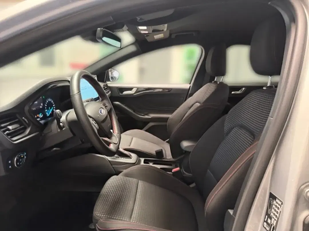 Ford Focus - Thumbnail 6