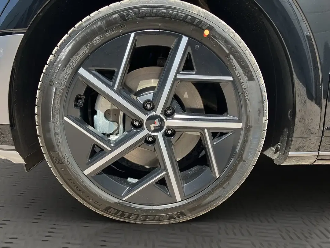 Hyundai IONIQ 5 - Thumbnail 3