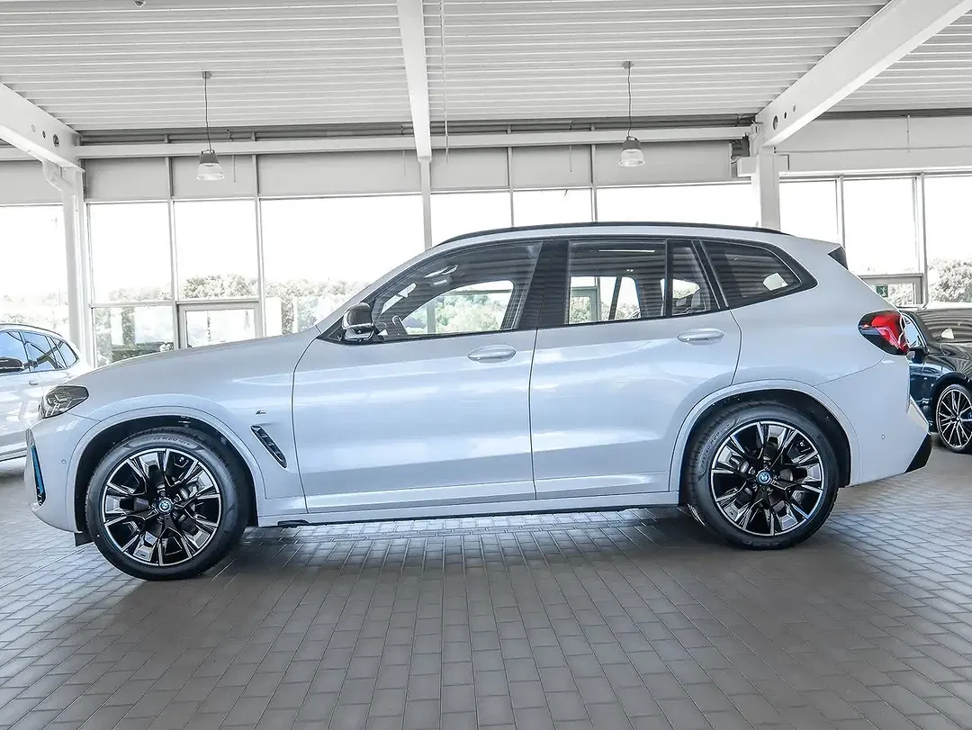 BMW iX3 - Thumbnail 10
