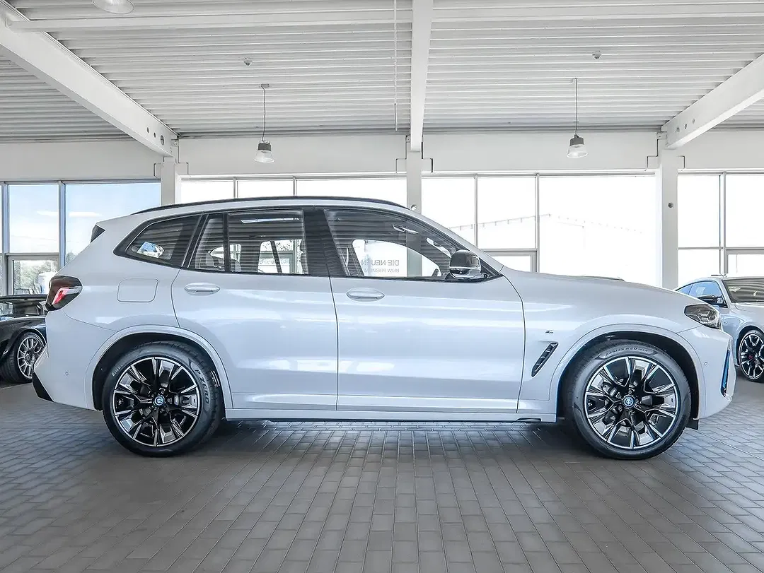 BMW iX3 - Thumbnail 11