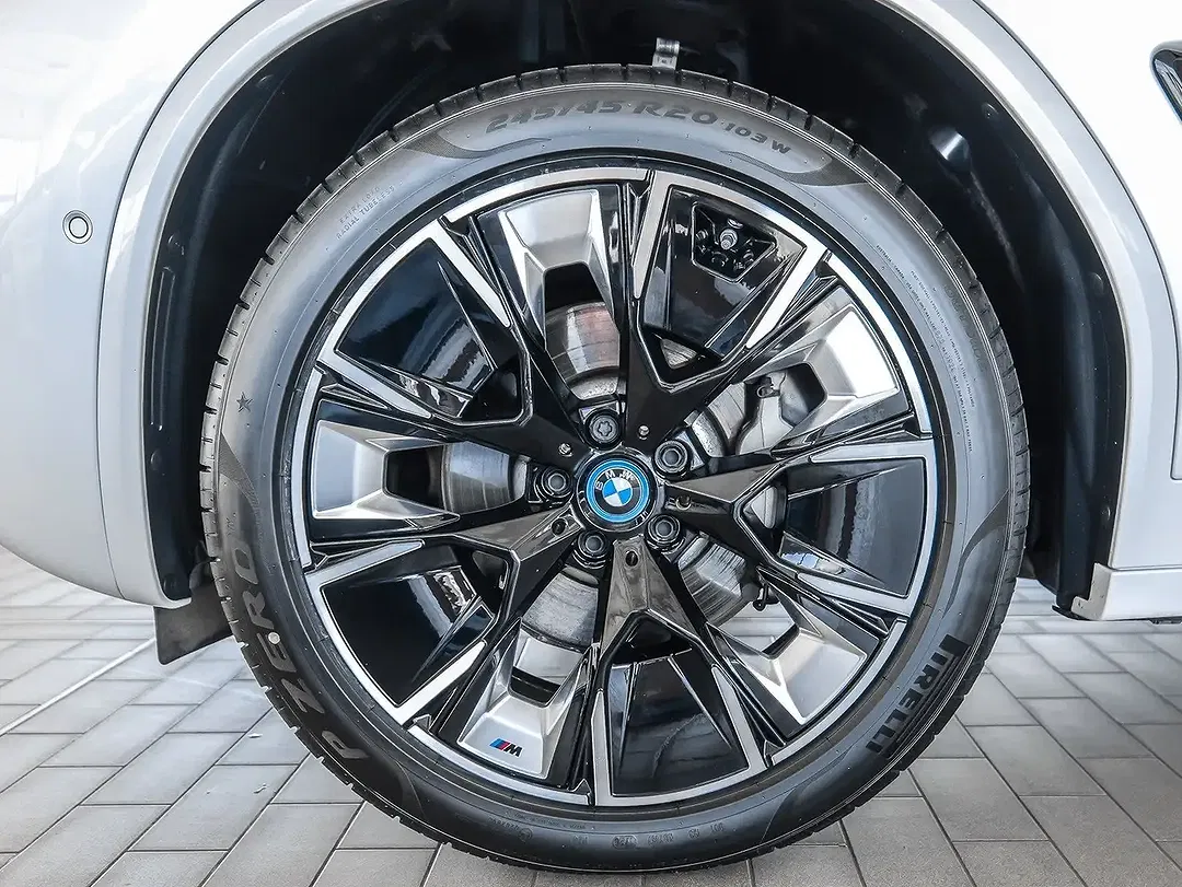 BMW iX3 - Thumbnail 4