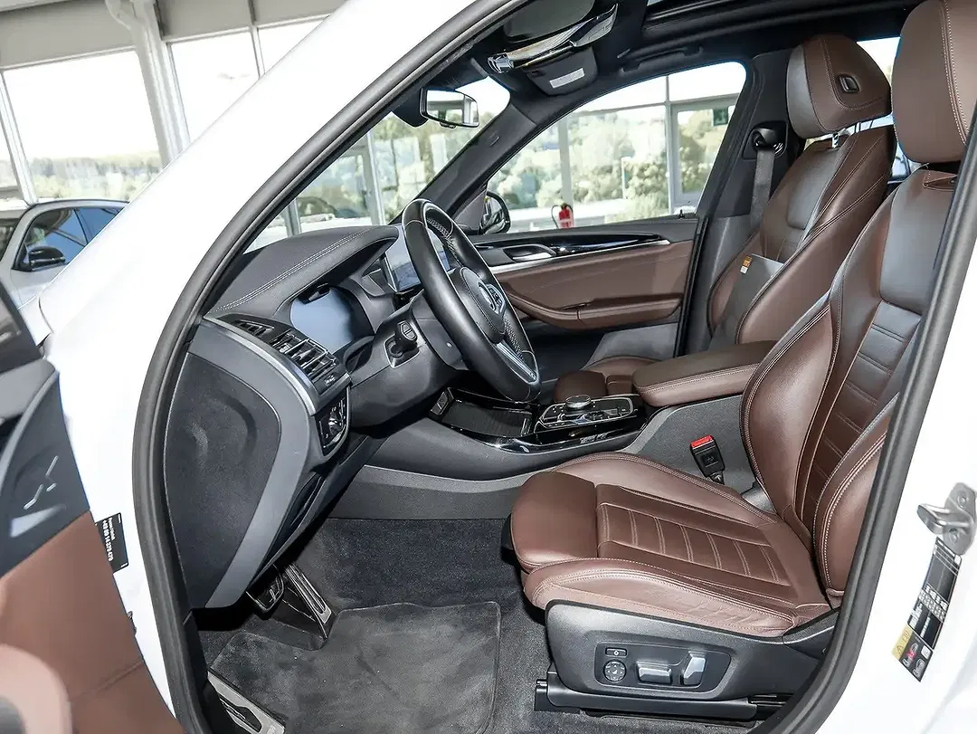 BMW iX3 - Thumbnail 5