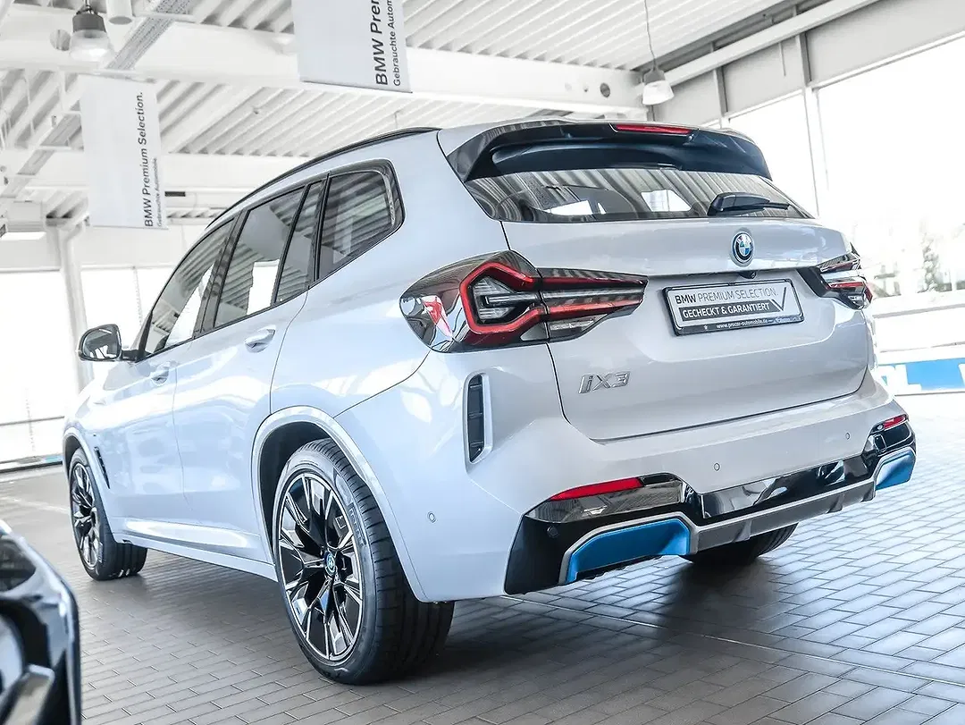 BMW iX3 - Thumbnail 7