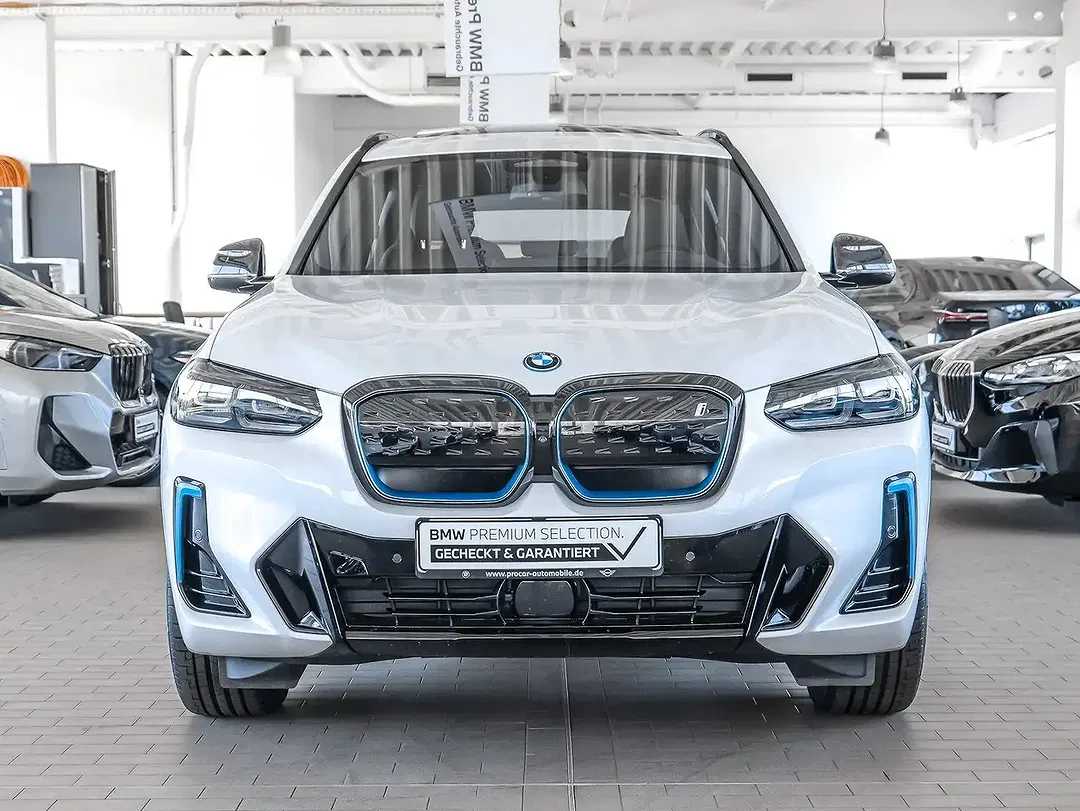 BMW iX3 - Thumbnail 9