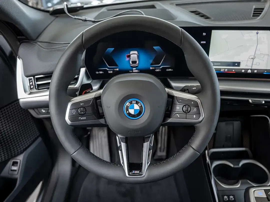 BMW iX2 - Thumbnail 11