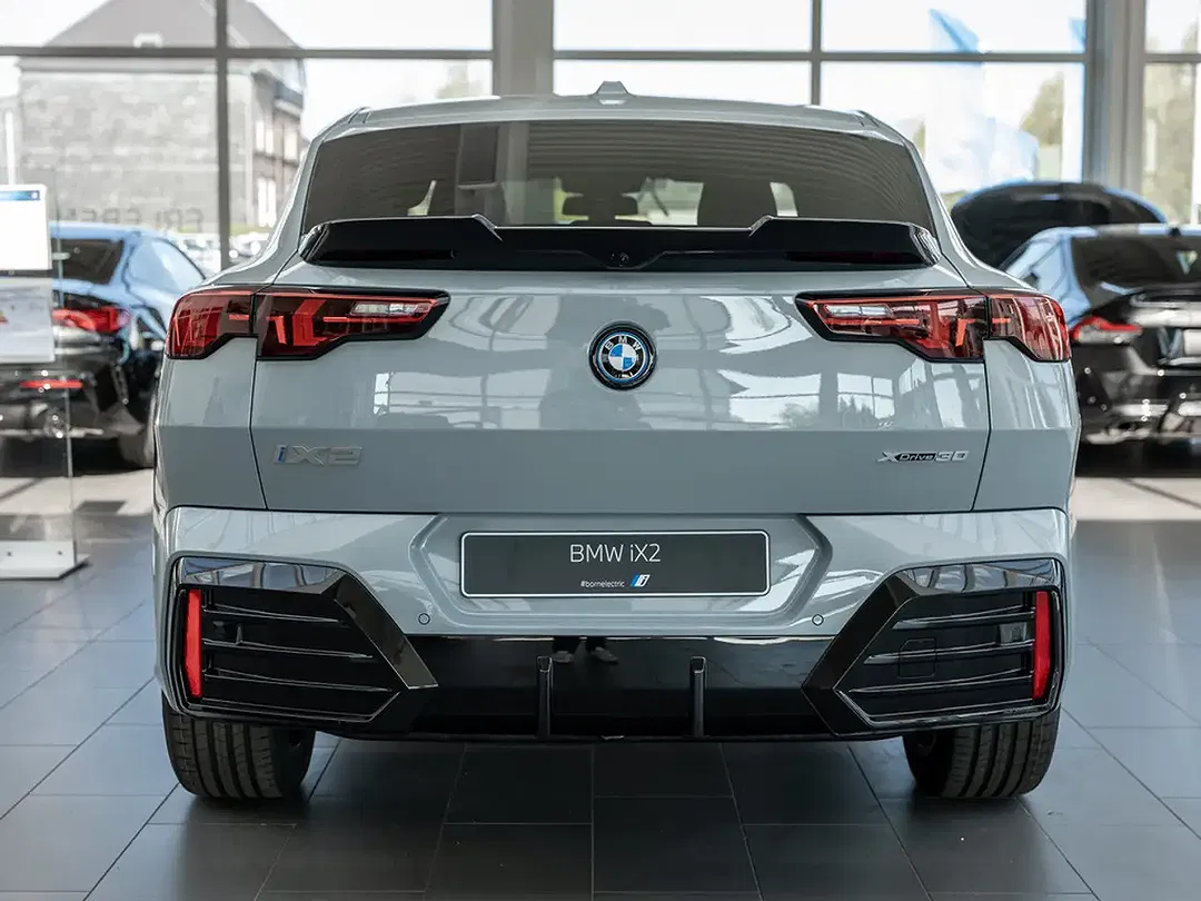 BMW iX2 - Thumbnail 4