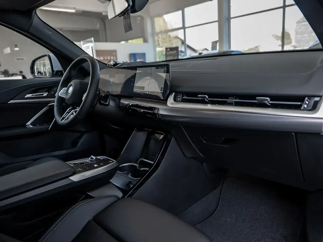 BMW iX2 - Thumbnail 5