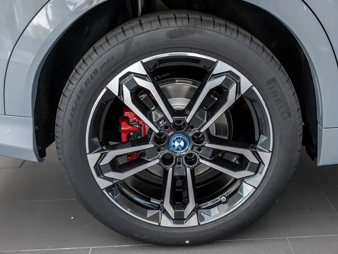 BMW iX2 - Thumbnail 8