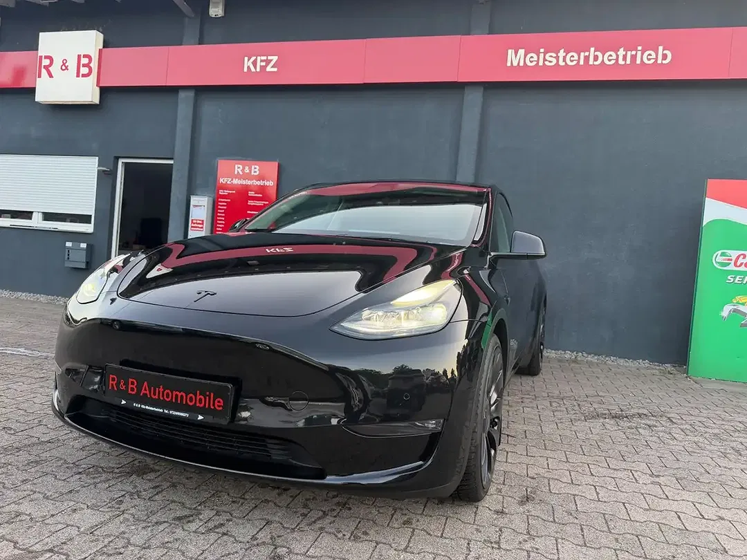 Tesla Model Y - Thumbnail 1
