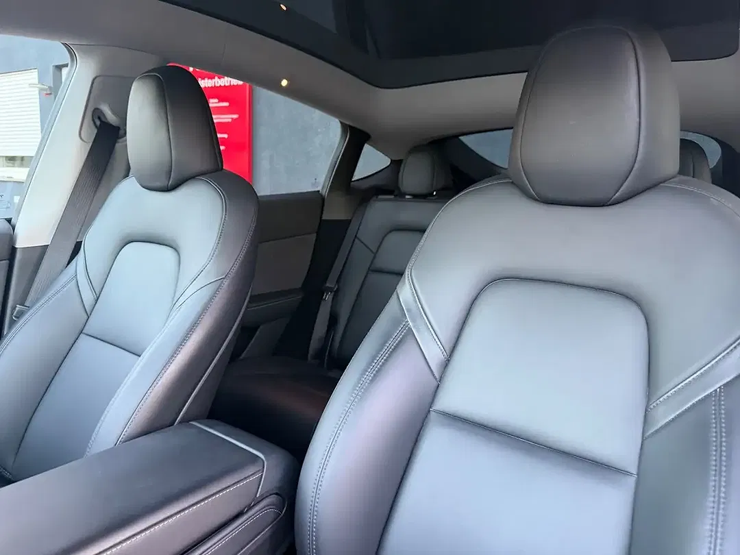 Tesla Model Y - Thumbnail 11
