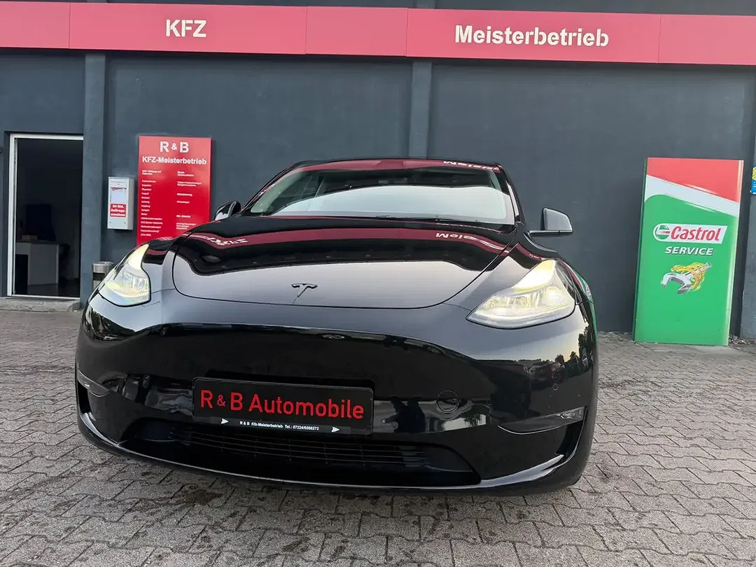 Tesla Model Y - Thumbnail 2