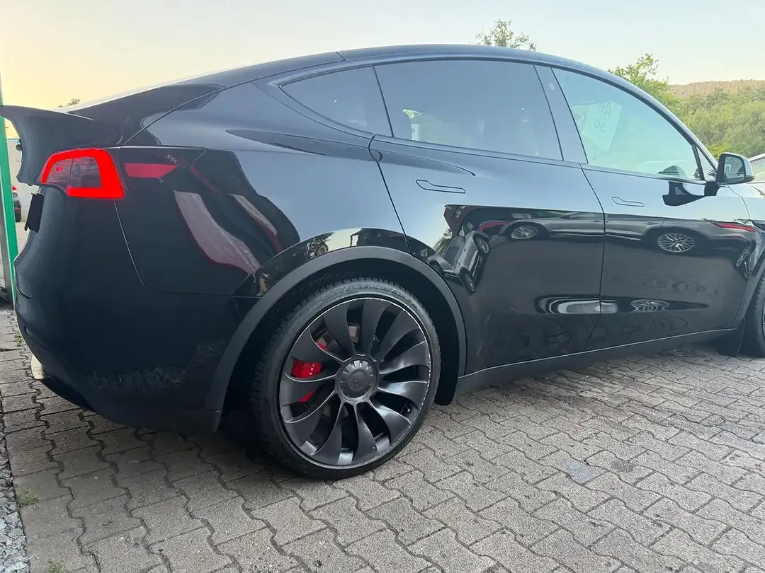 Tesla Model Y - Thumbnail 4