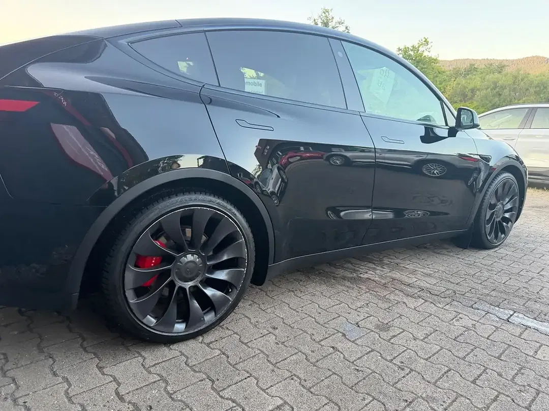Tesla Model Y - Thumbnail 5
