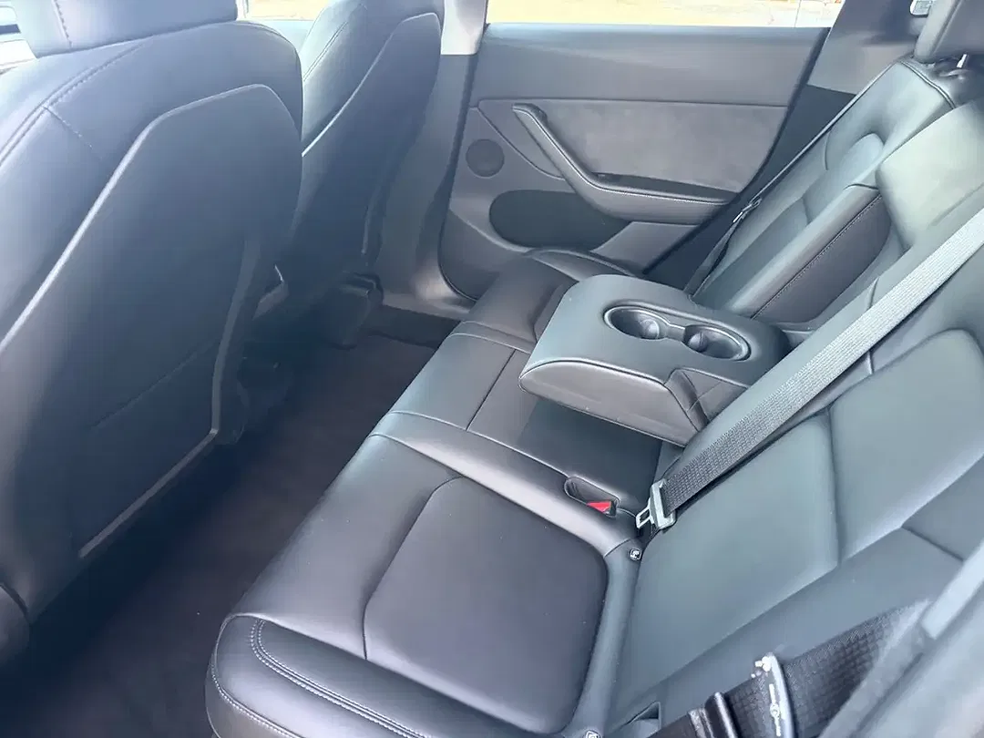 Tesla Model Y - Thumbnail 8