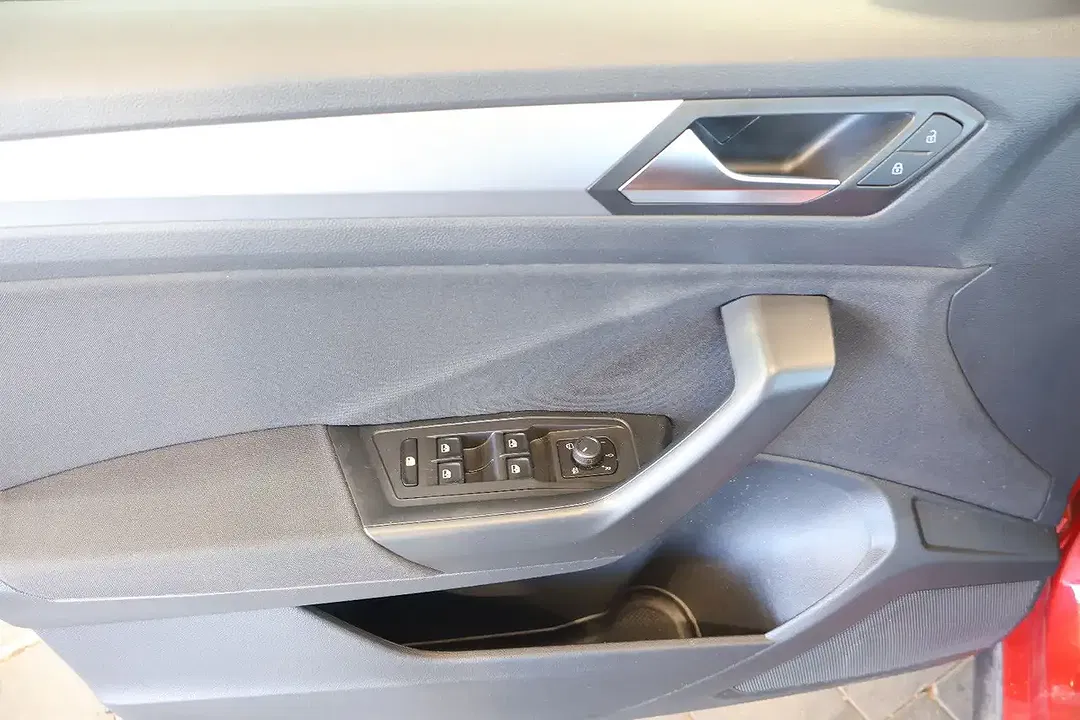 Volkswagen T-Roc - Thumbnail 11