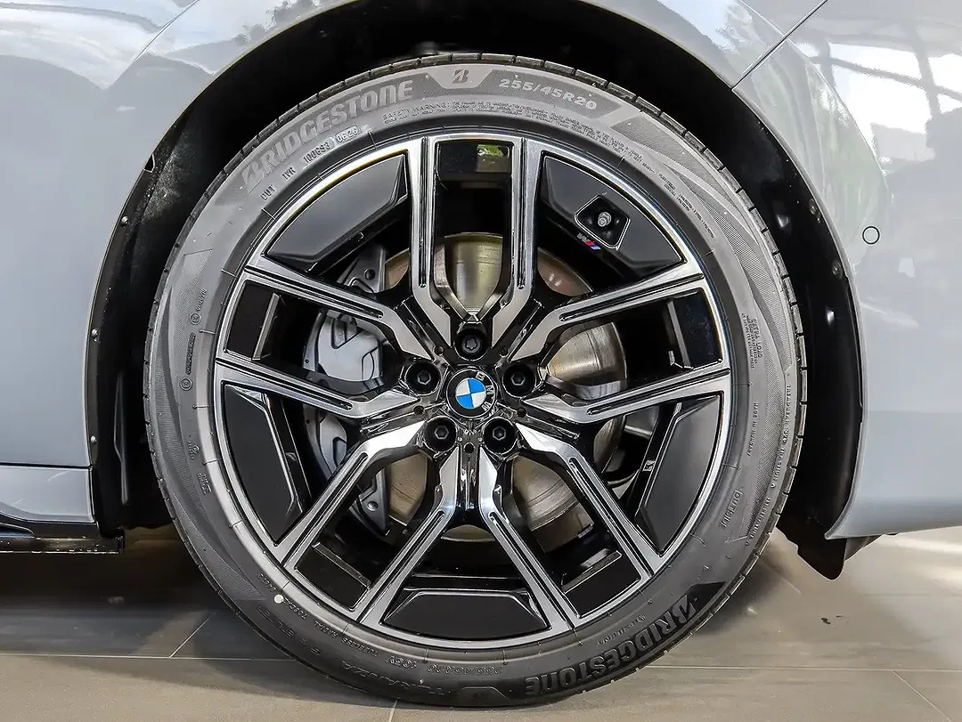 BMW i7 - Thumbnail 4